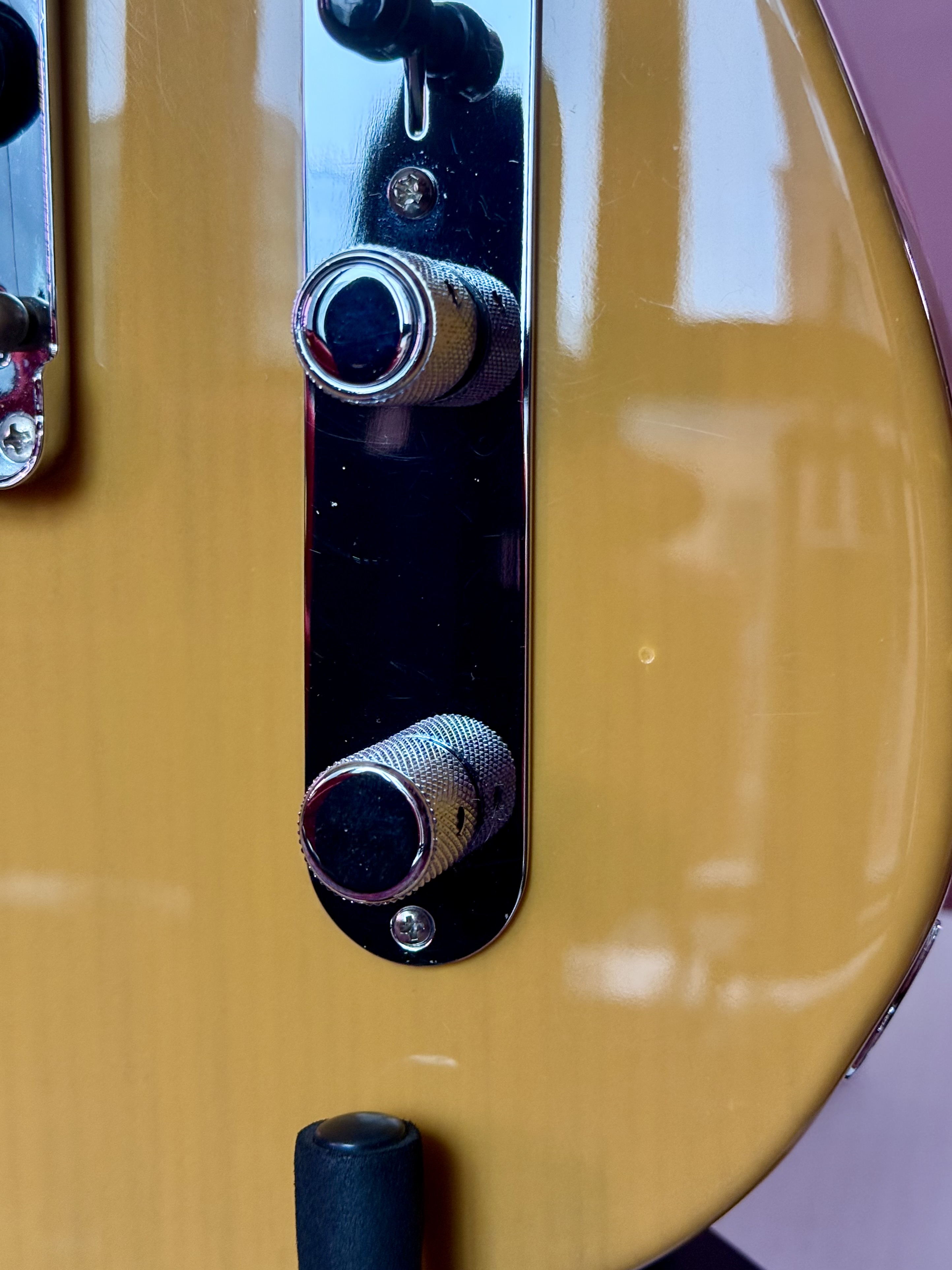 Небольшой тычок по лаку на телекастере