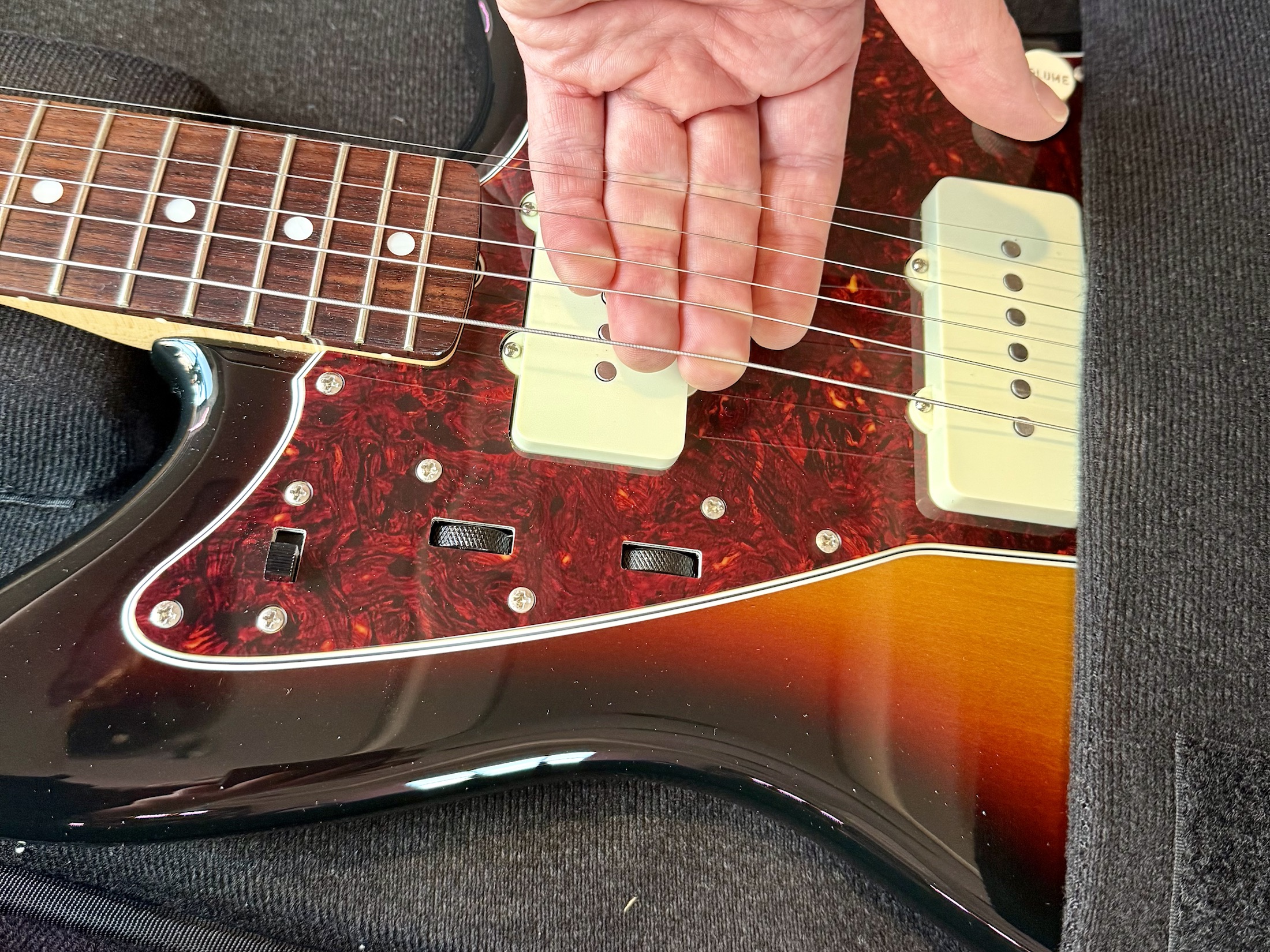 На гитаре ослаблены струны перед отправкой