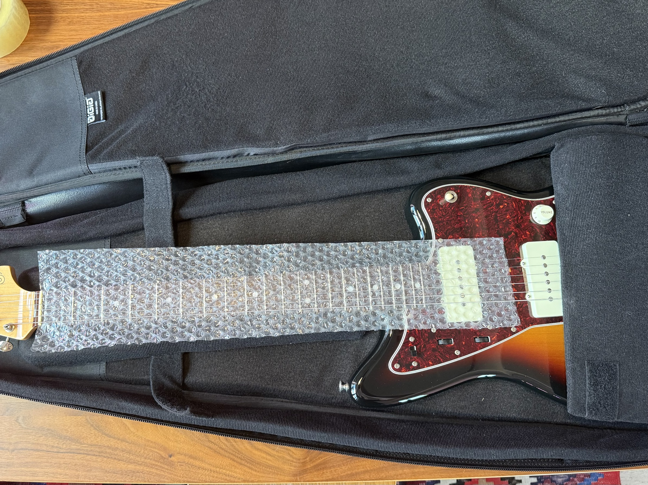 Пупырчатая пленка между грифом и струнами