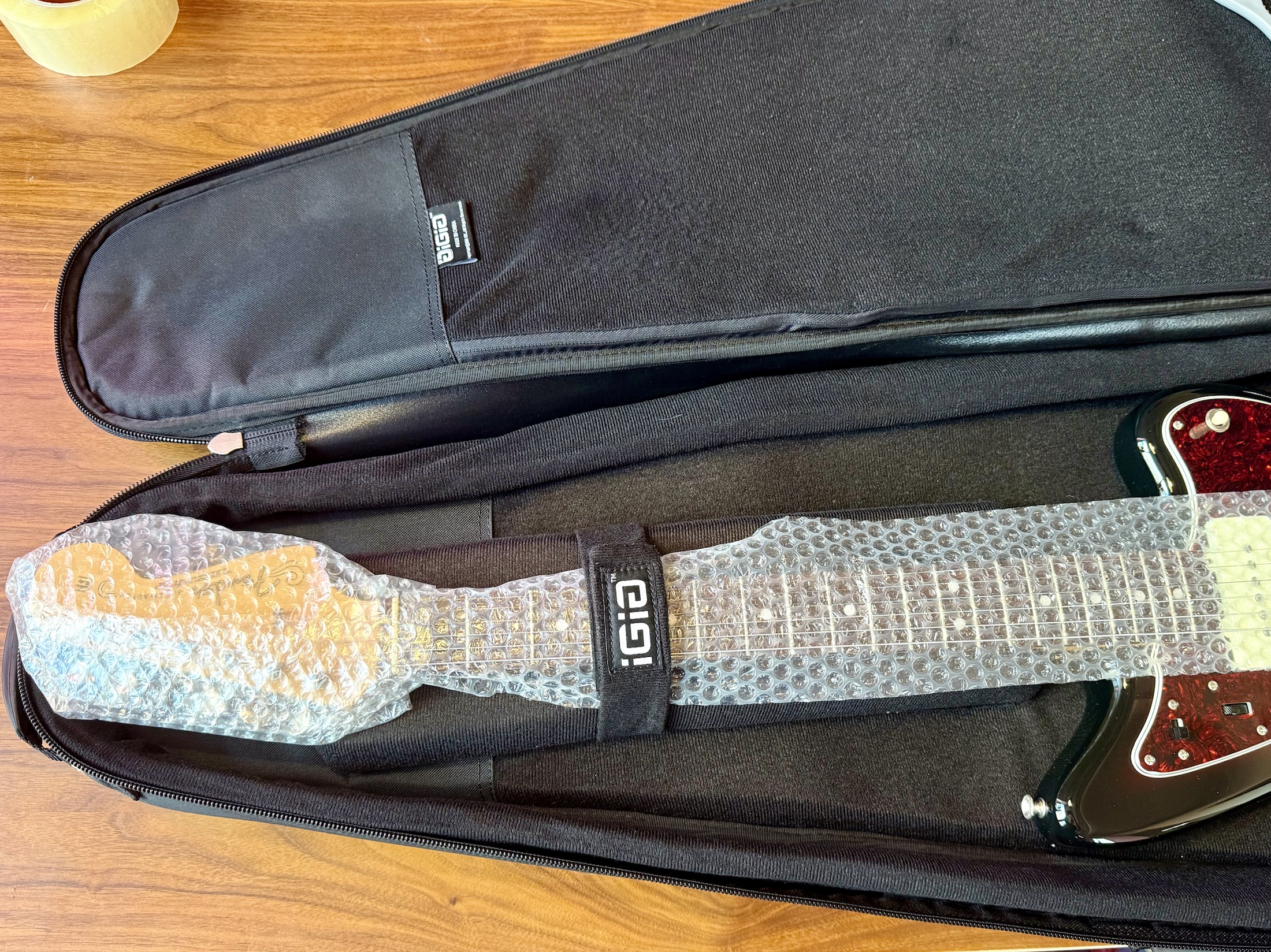 Голова грифа дополнительно обернута пленкой