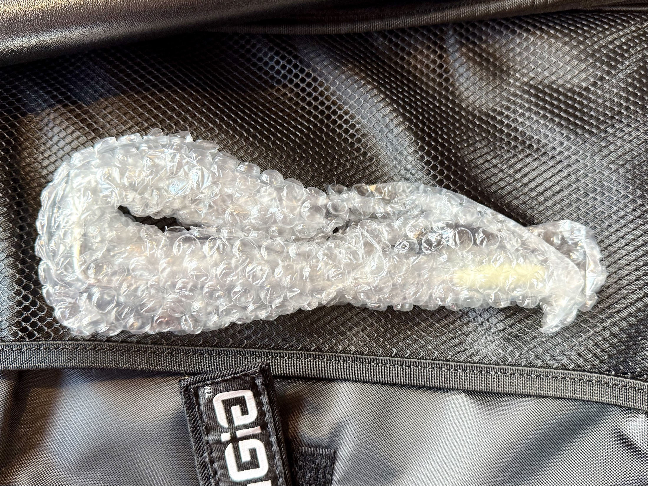 Рычаг тремоло отдельно упакован в пленку