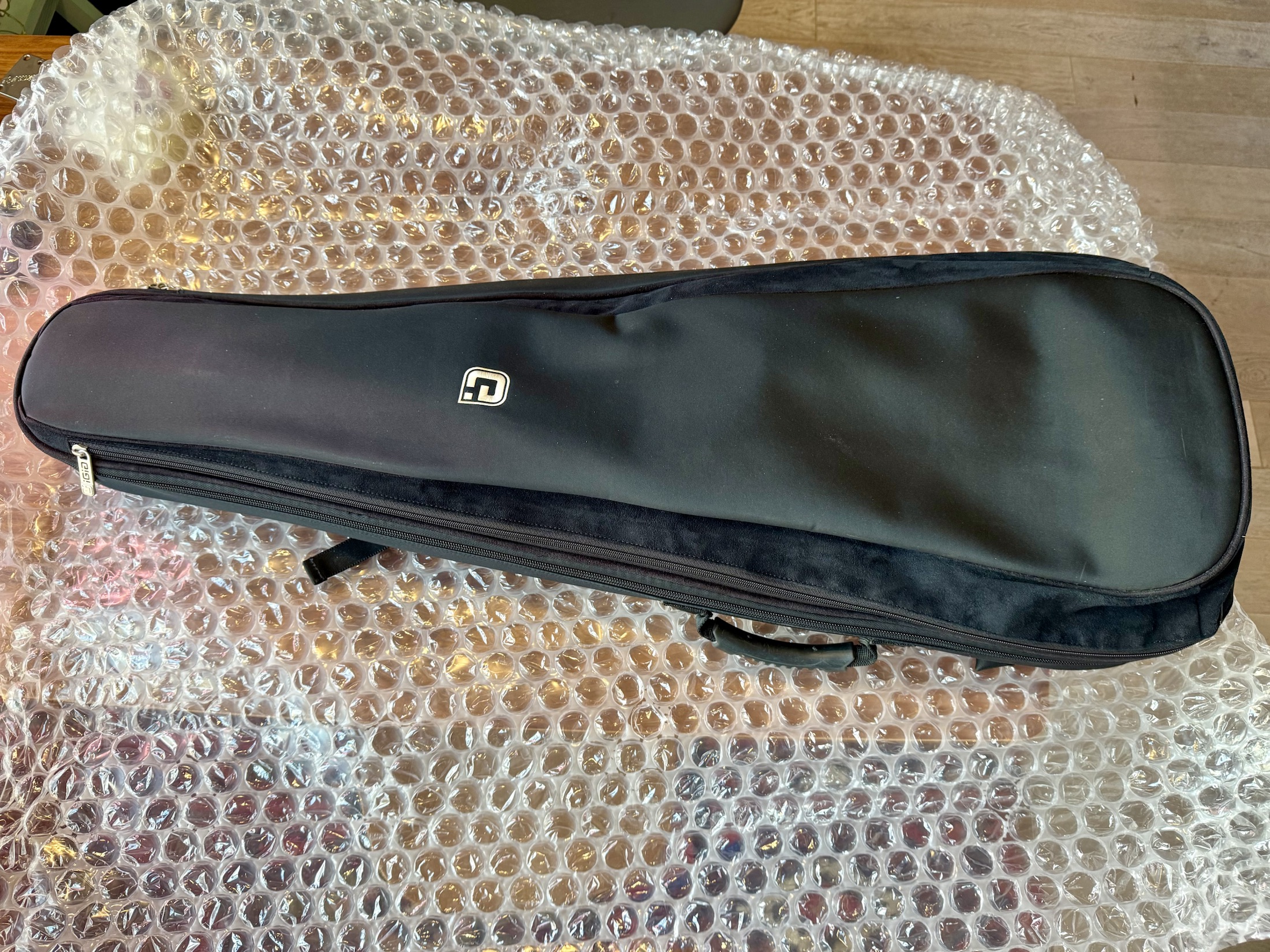 Чехол или кейс оборачивается в крупную пузырчатую пленку