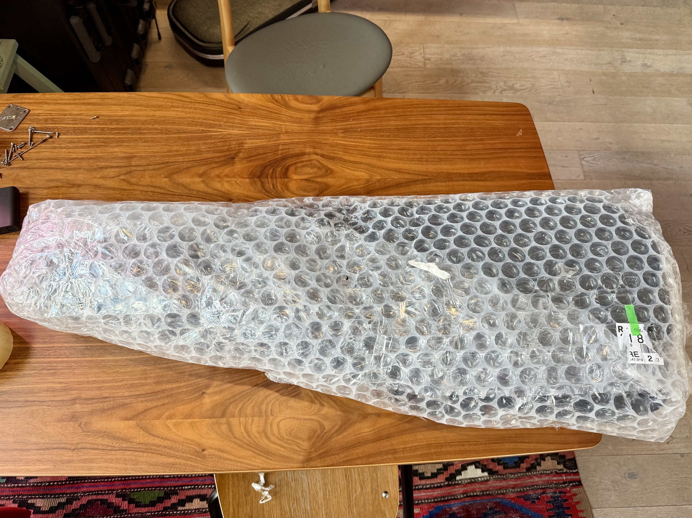 Кейс полностью обернут в крупную пузырчатую пленку