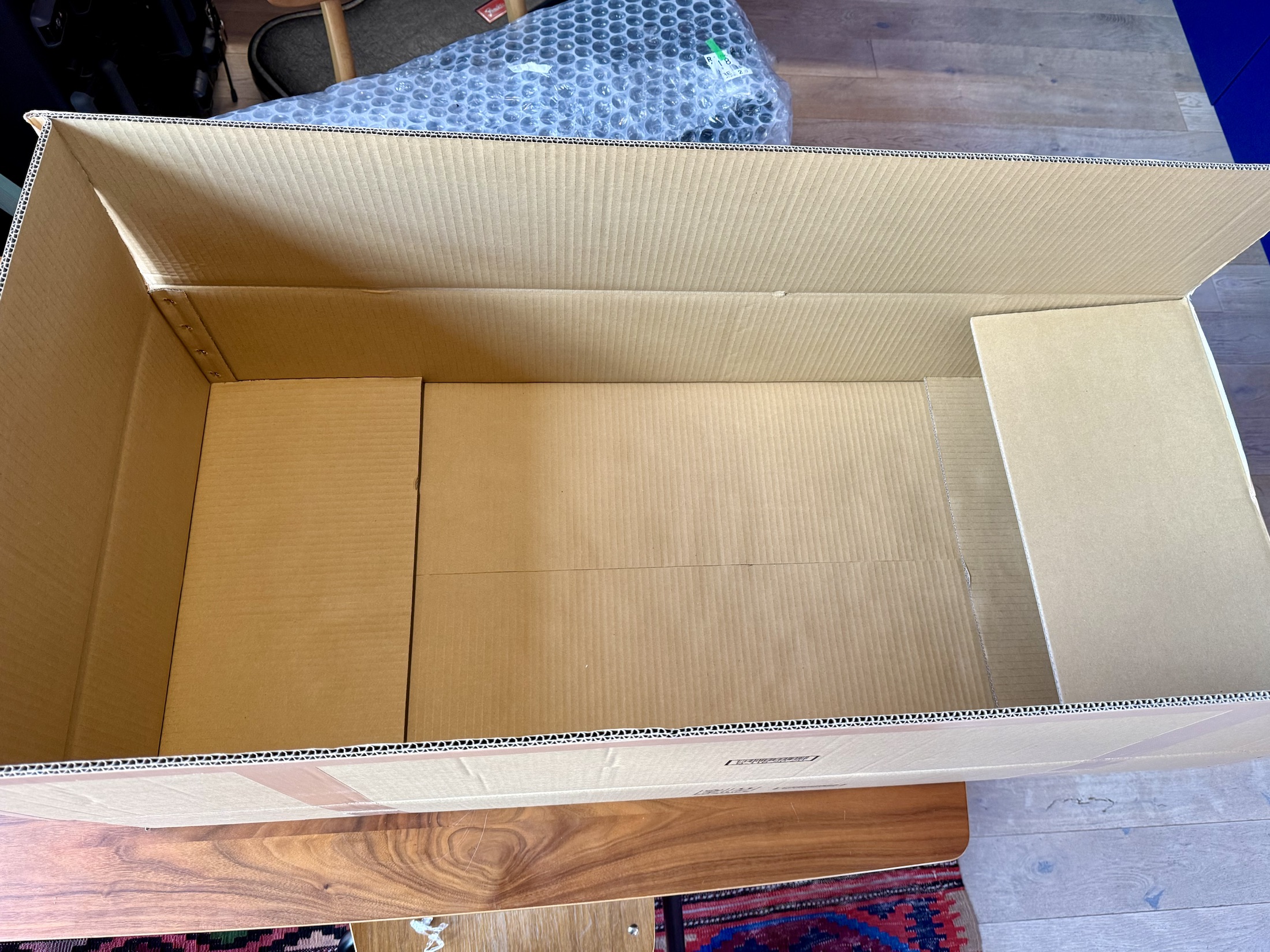 Плотная коробка для отправки гитары