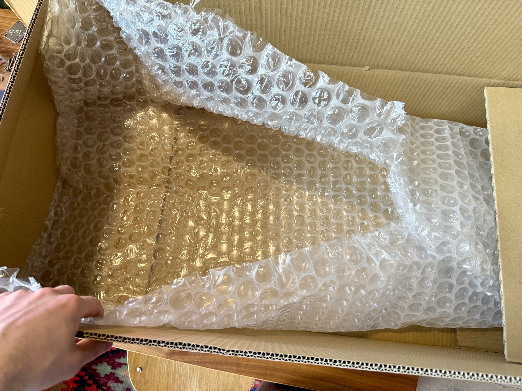 В коробку уложена крупная пупырчатая пленка