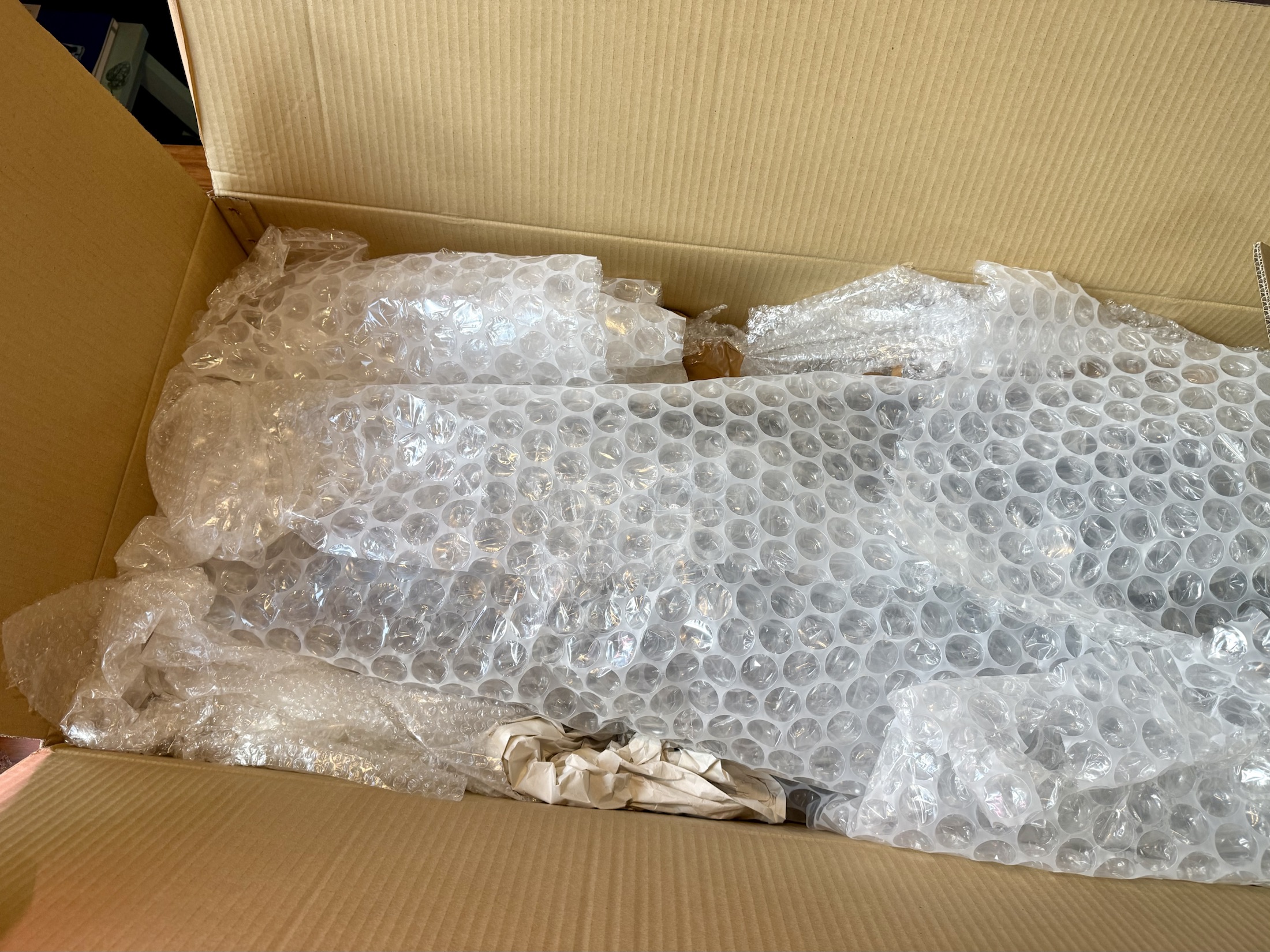 Гитара уложена в коробку и заполнена мягким материалом