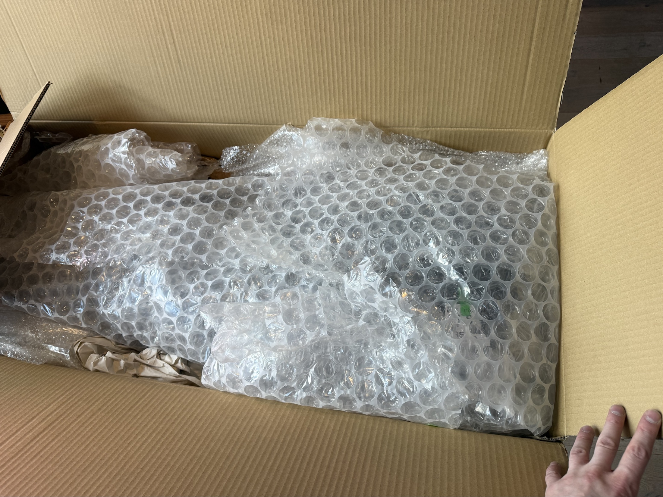 Коробка дополнительно проложена крупной пупыркой сверху и снизу