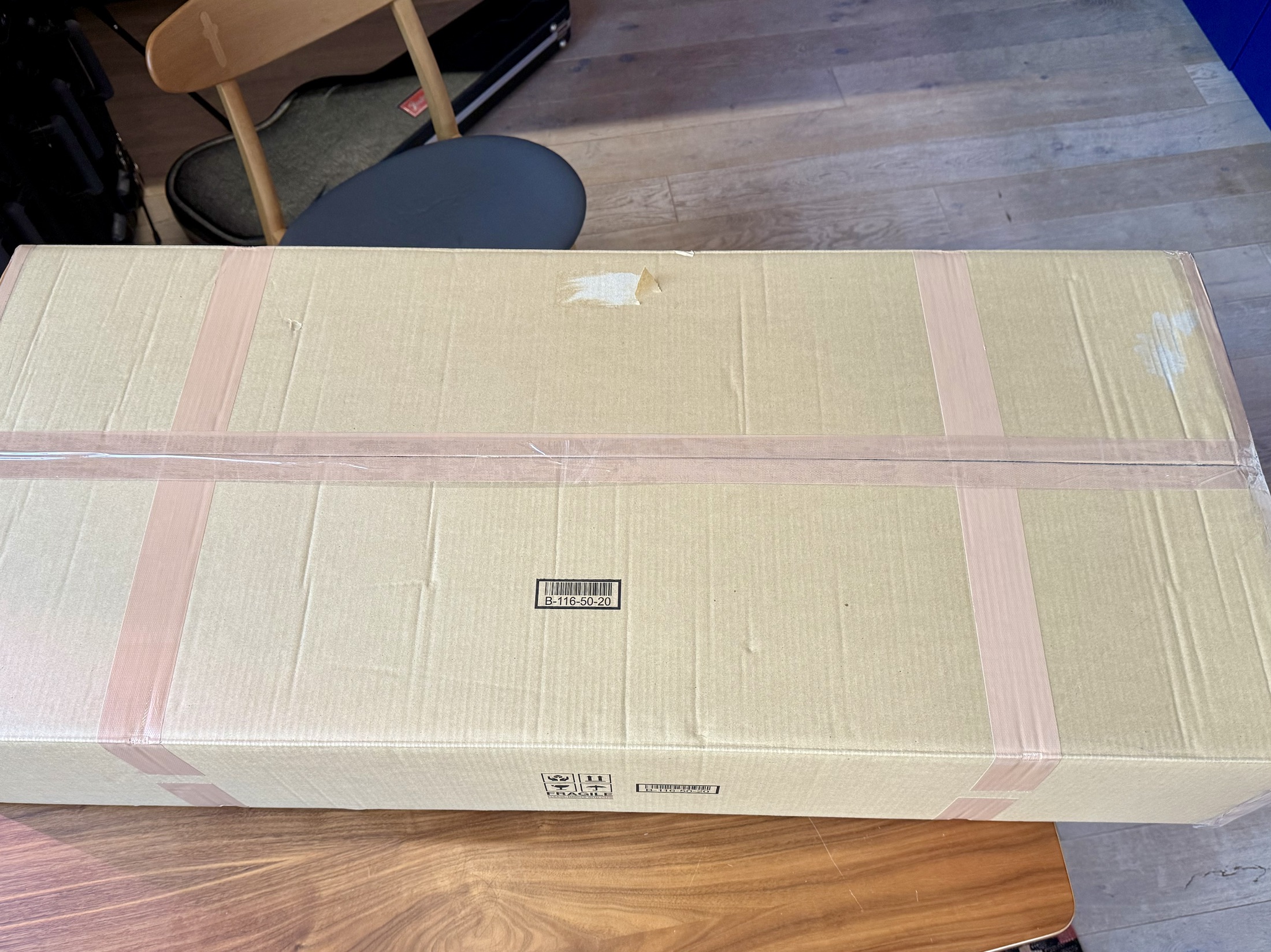 Готовая к отправке упакованная коробка с гитарой