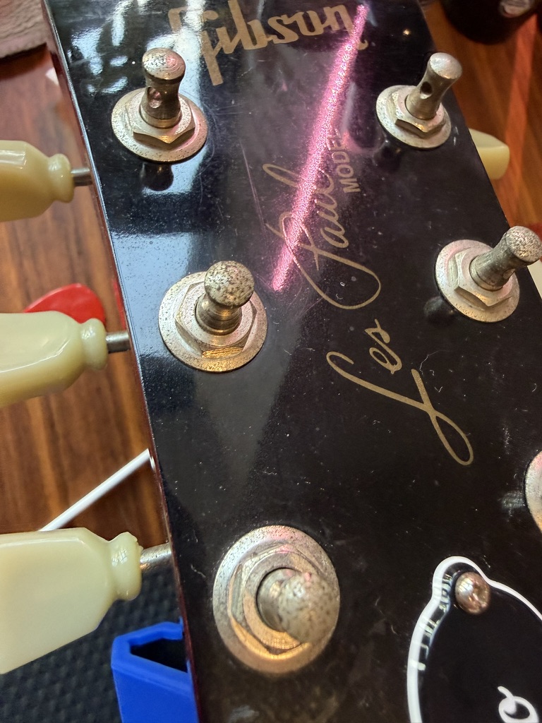 Голова грифа Gibson до полировки