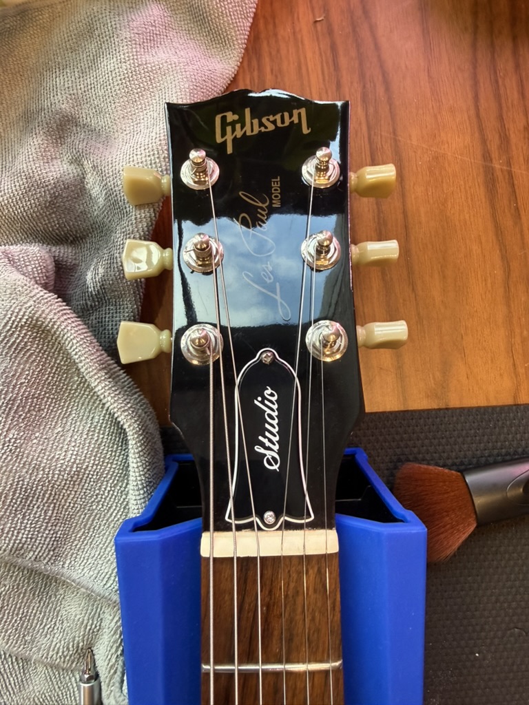 Голова грифа Gibson после полировки
