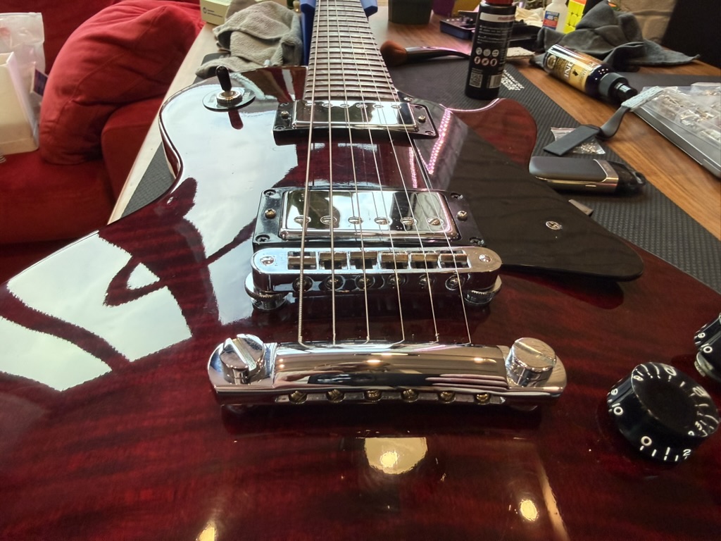 Подготовленная к продаже гитара Gibson после чистки, полировки и отстройки