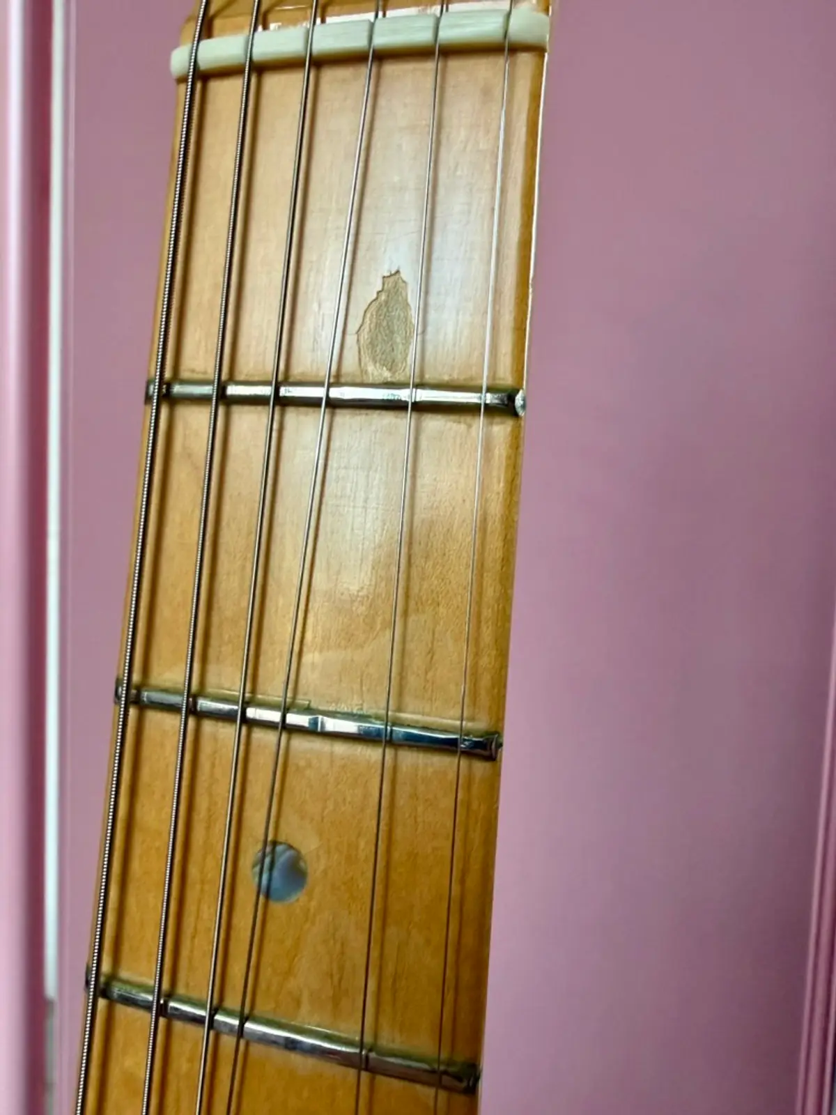 Скол на Fender American Deluxe Stratocaster