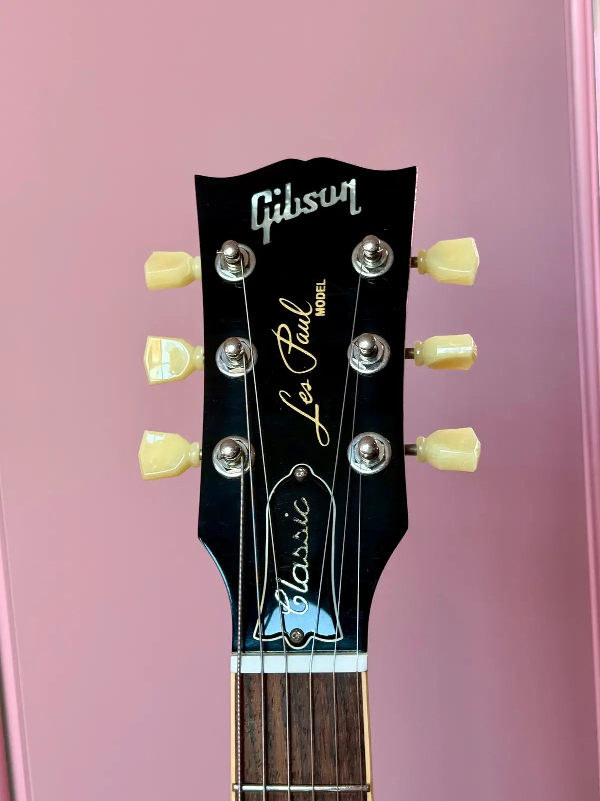 Надпись Classic на анкерной крышке Gibson Les Paul Classic