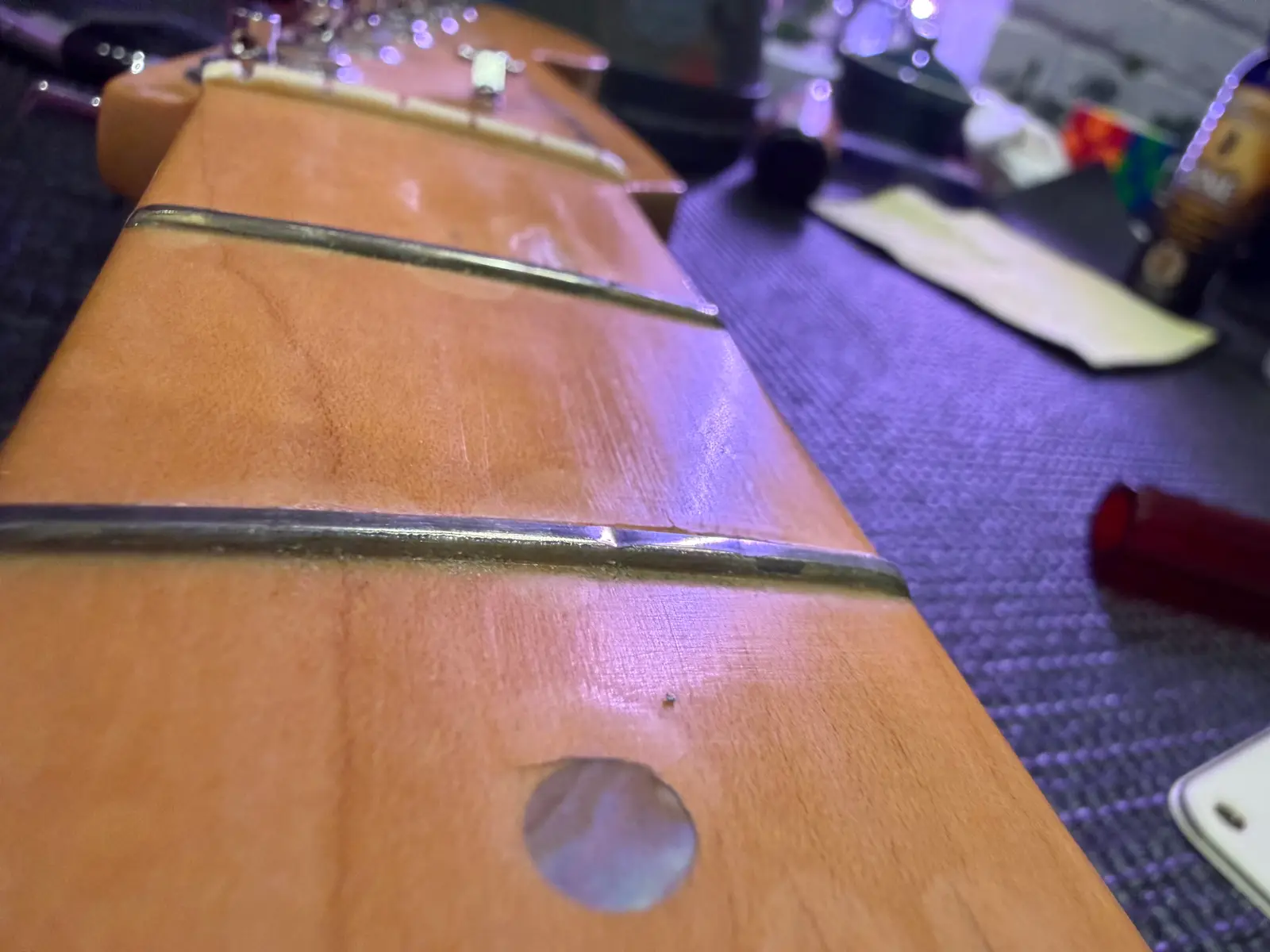 Изношенные лады крупным планом