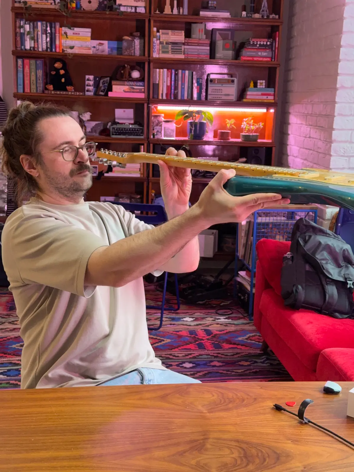 Гитара в положении для проверки геометрии грифа