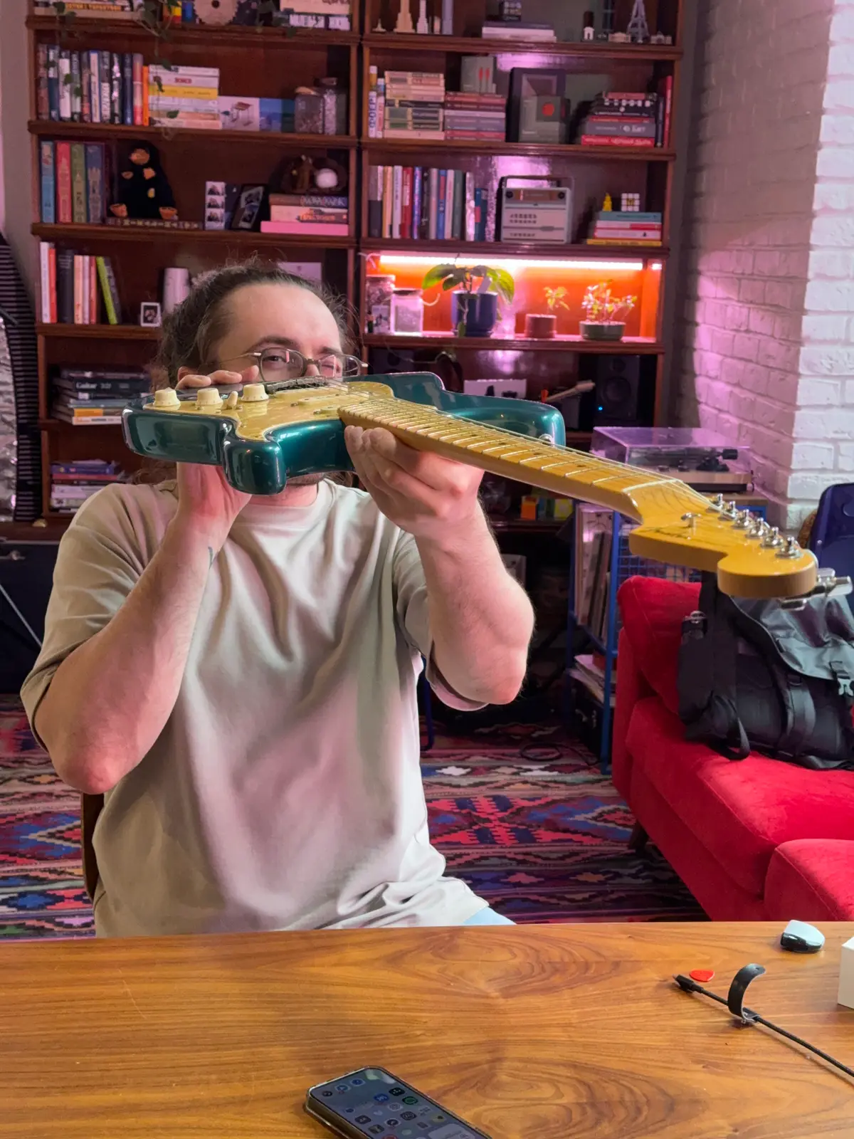 Гитара в положении для осмотра ладов вдоль грифа