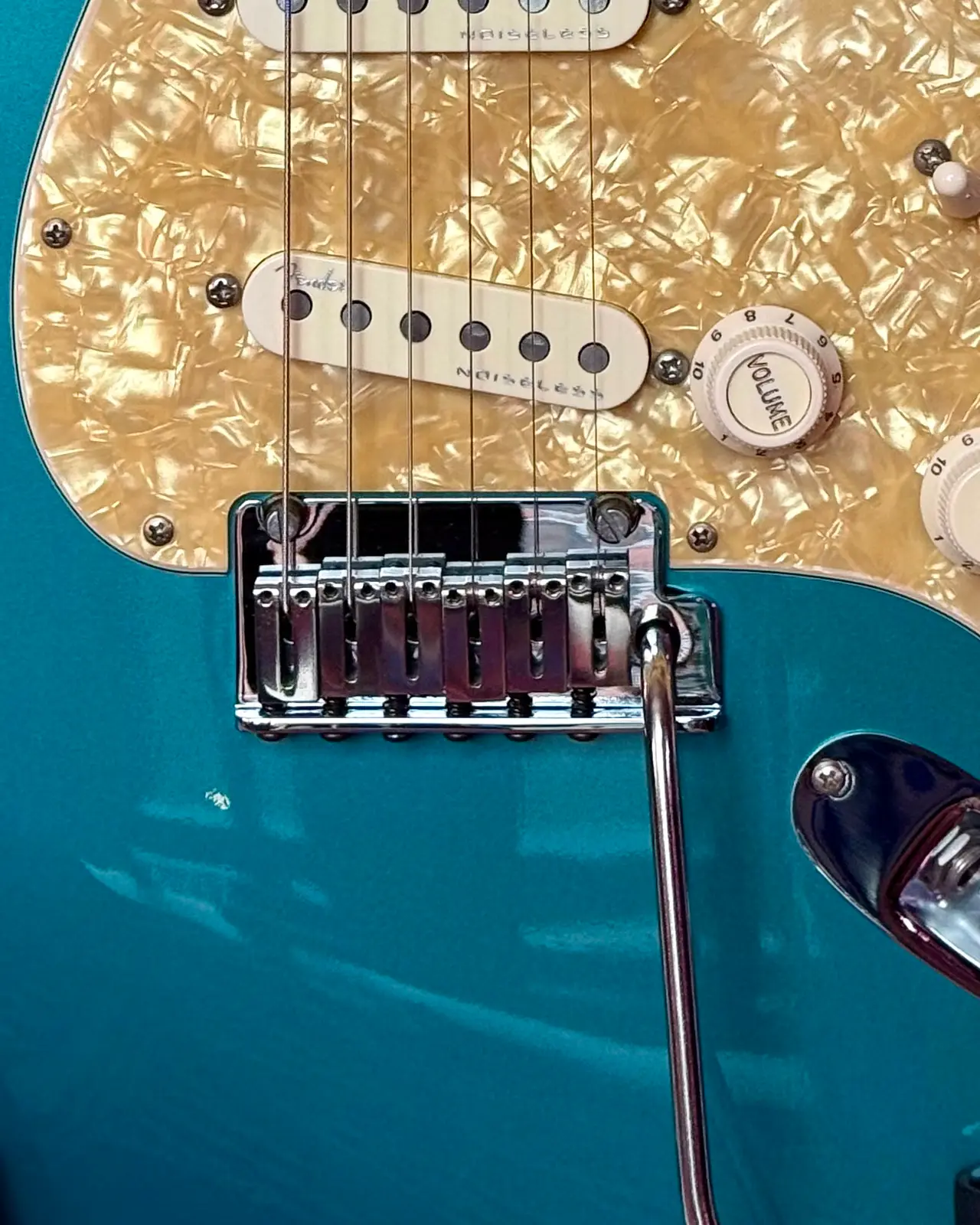 Бридж Fender Stratocaster крупным планом