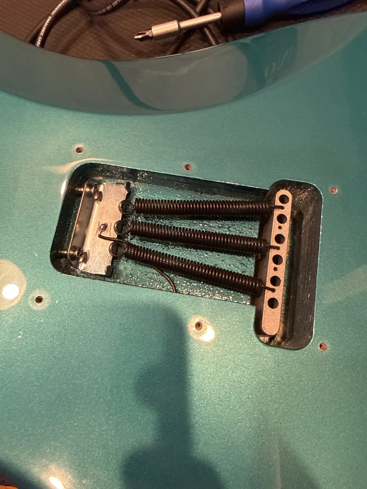 Пружины тремоло Fender Stratocaster на задней стороне деки