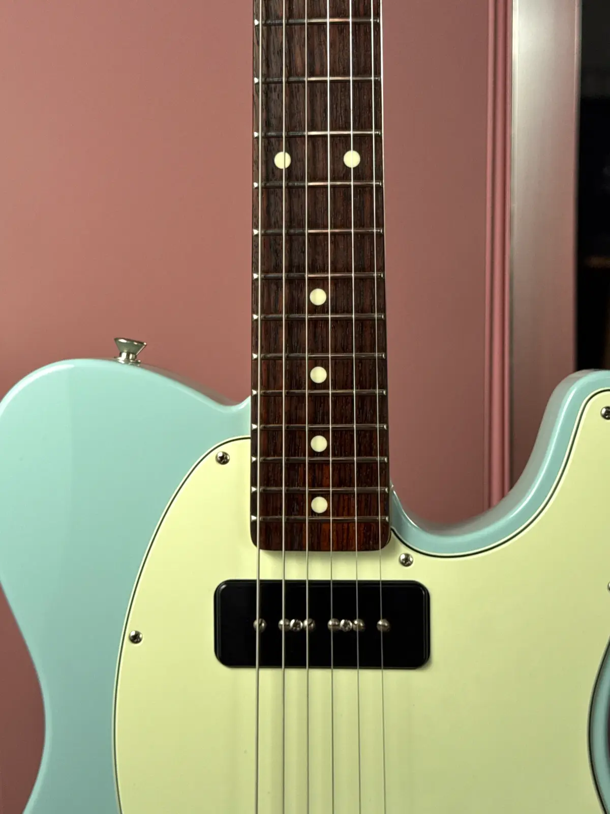 P-90 на Fender FSR Hybrid 60s Telecaster крупным планом