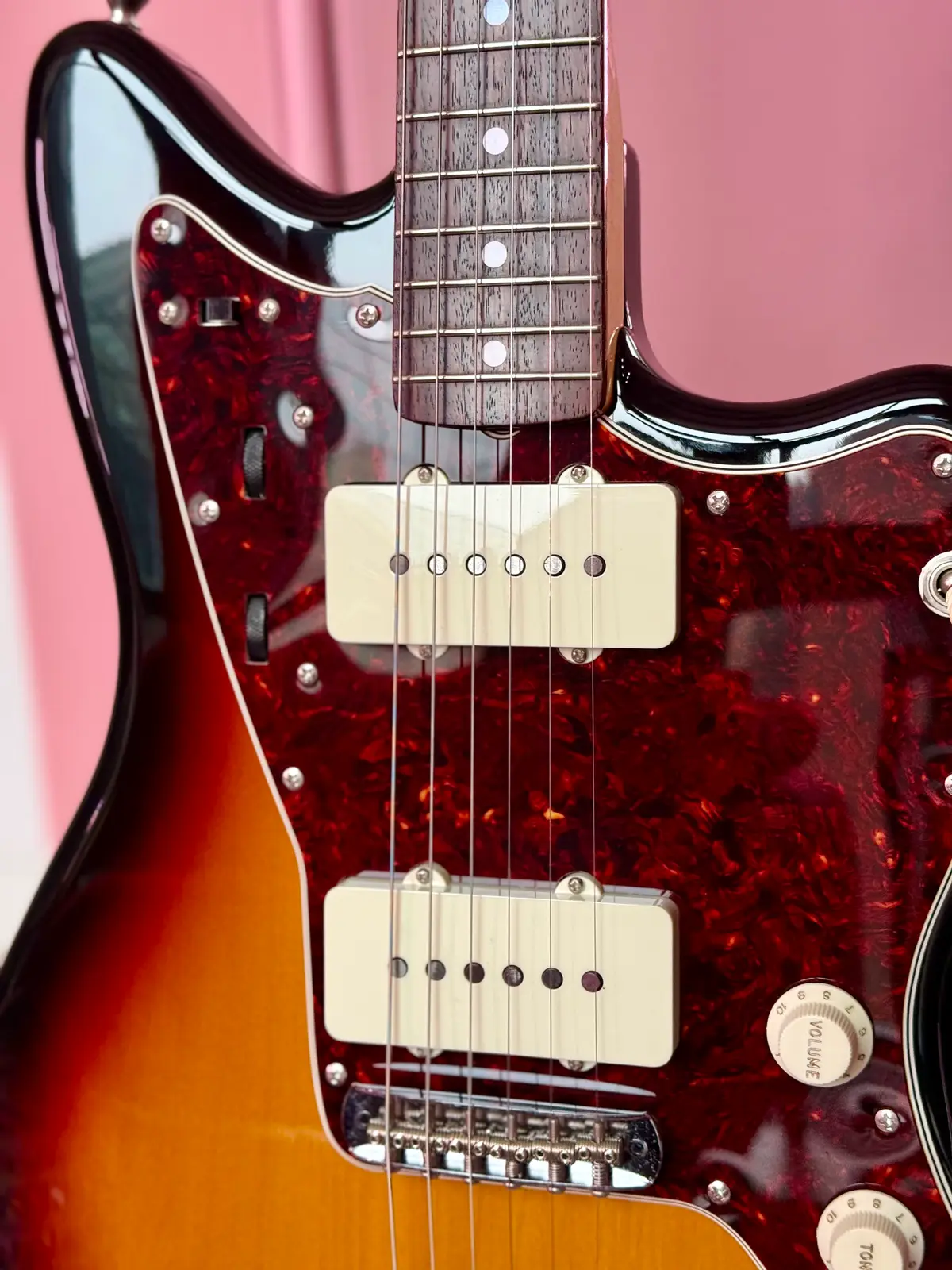Бридж Fender Jazzmaster крупным планом