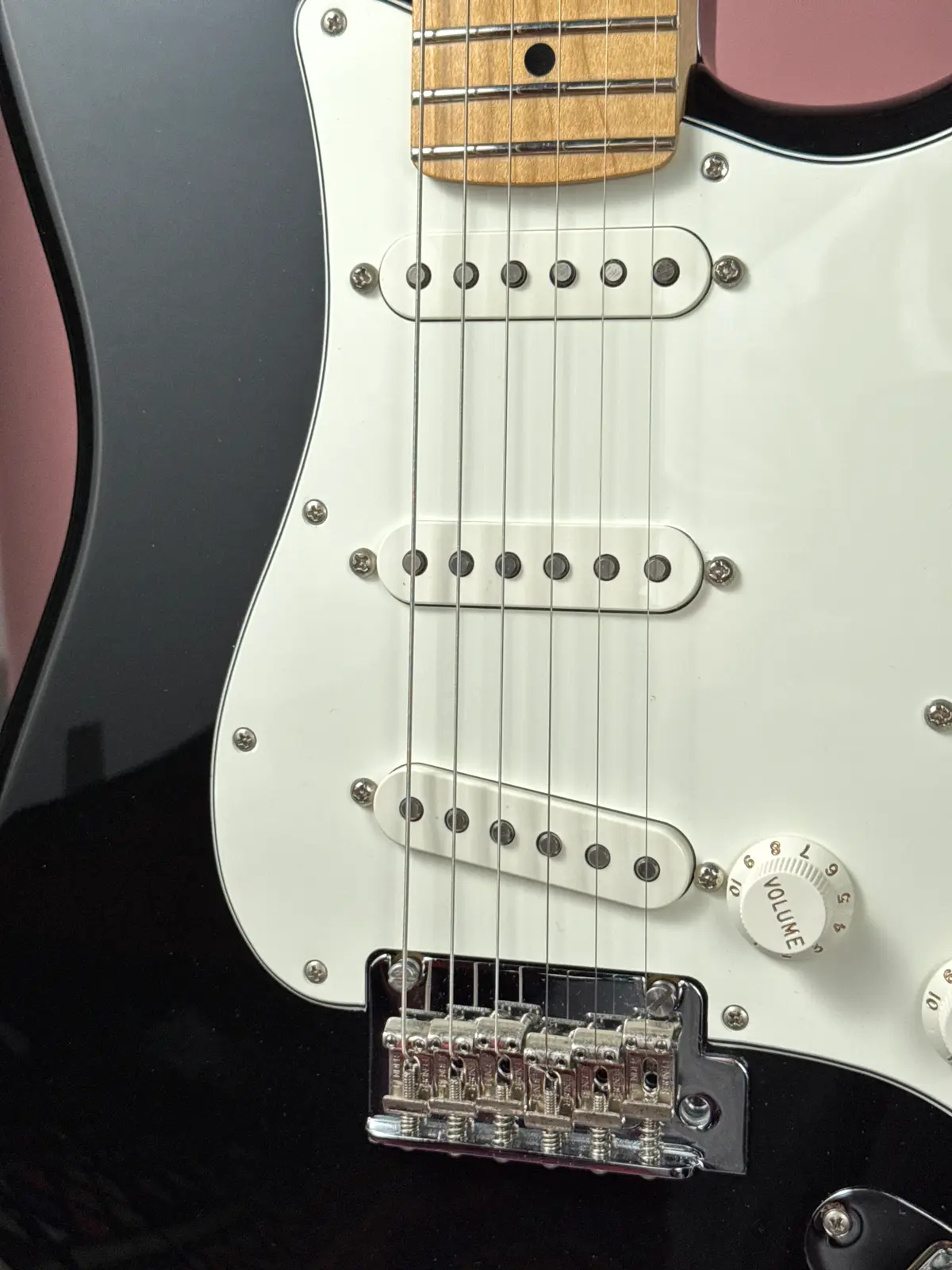 Три сингла на черном Fender Player Stratocaster