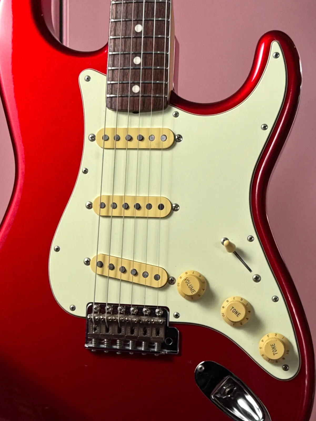 Вырез в пикгарде у пятки грифа Fender ST62