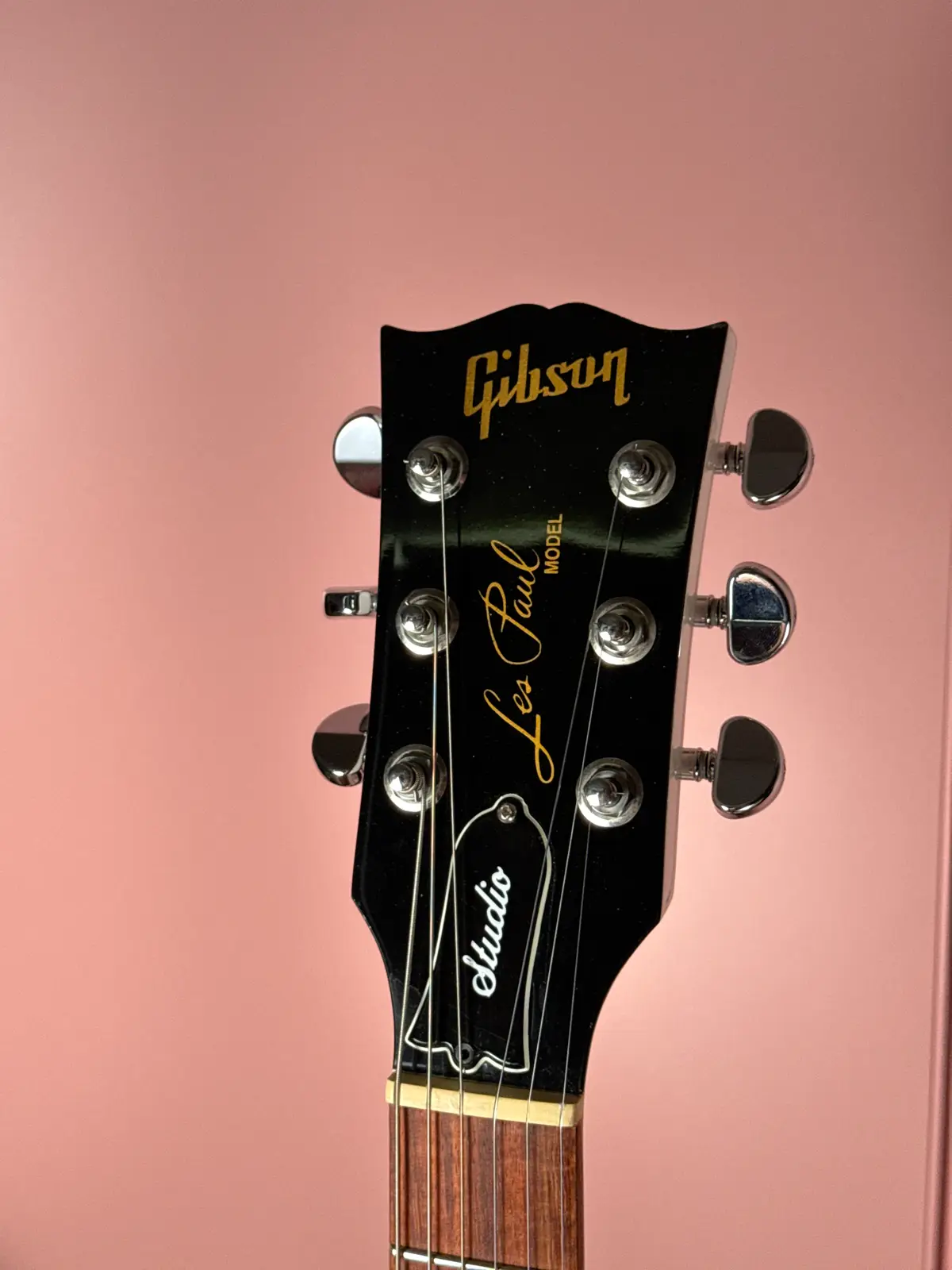 Анкерная крышка Studio на голове Gibson Les Paul Studio