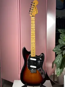 Fender Player II Mustang 2024 3-Tone Sunburst, электрогитара, фото 2