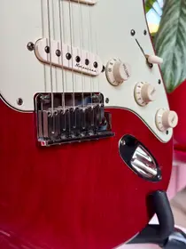 Fender American Deluxe Stratocaster 1998 Crimson Red Transparent, электрогитара, фото 3